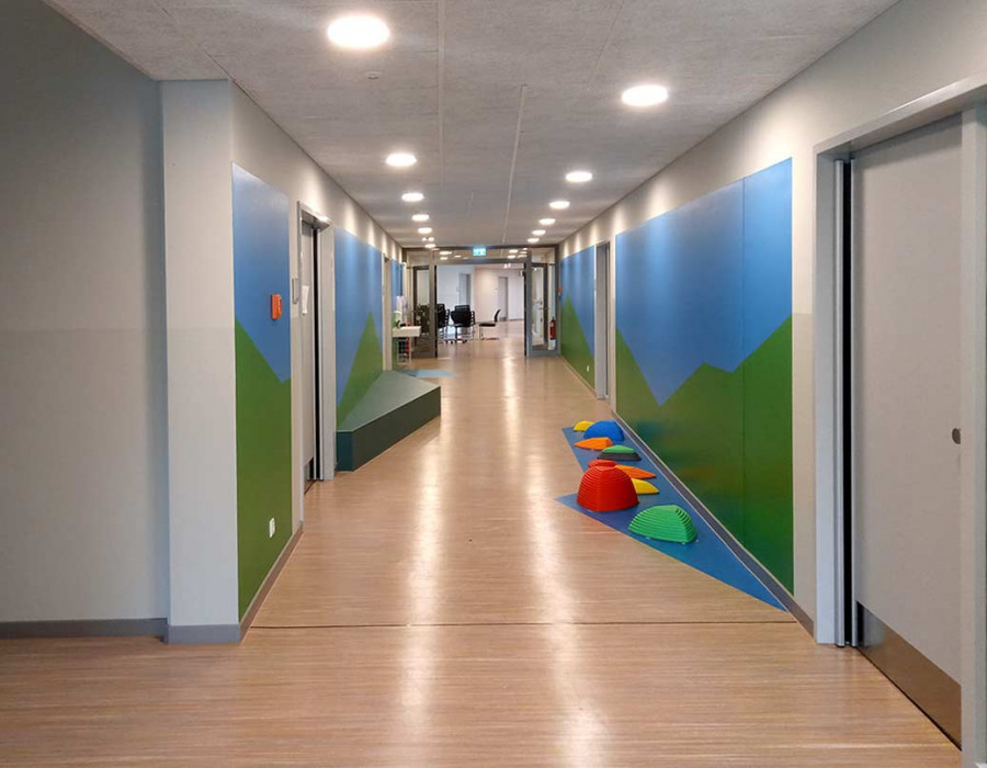 Balanciersteine im Grundschulflur.jpg