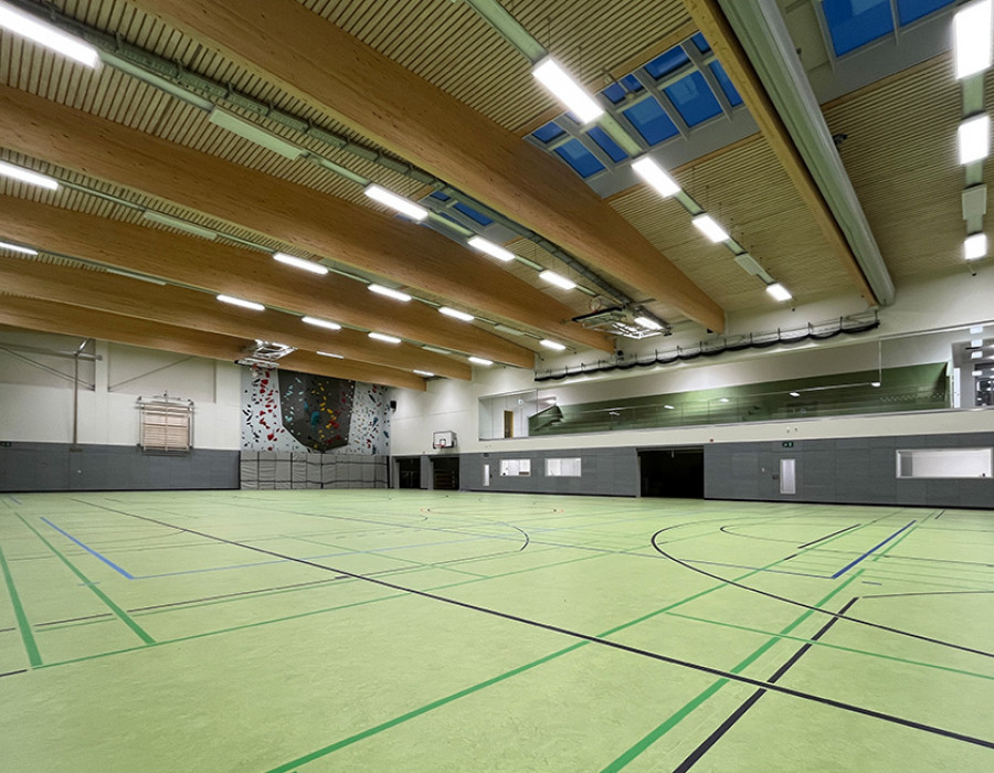 Kletterwand und Tribuene.jpg