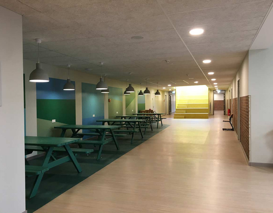 Selbstlernbereich im Flur und Sitztreppe.jpg