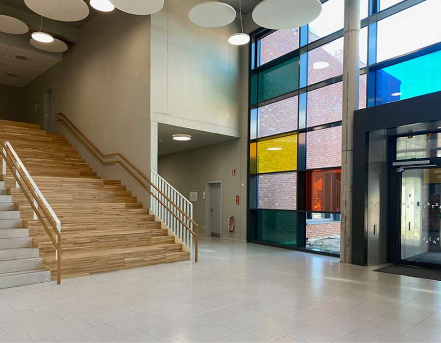 Eingangshalle mit Haupttreppe und Mensazugang.jpeg