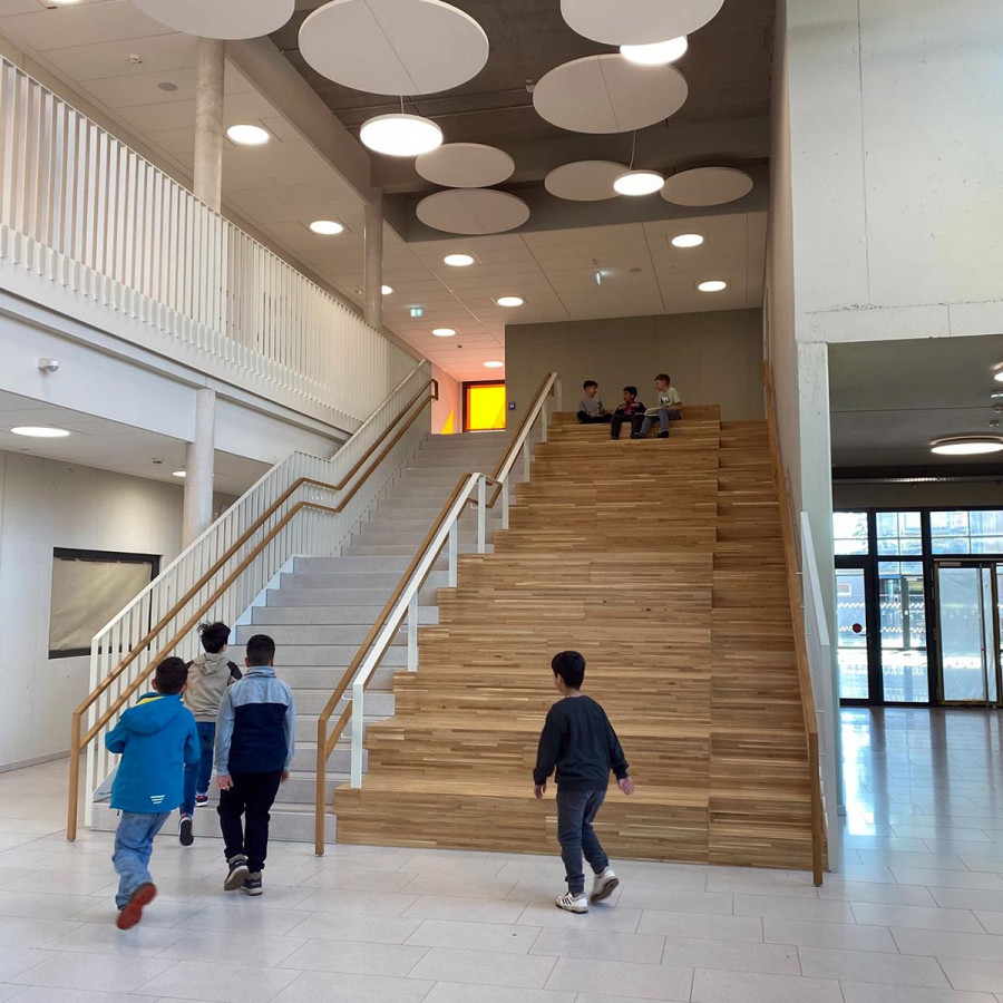 Sitztreppe im Foyer der GS Westercelle