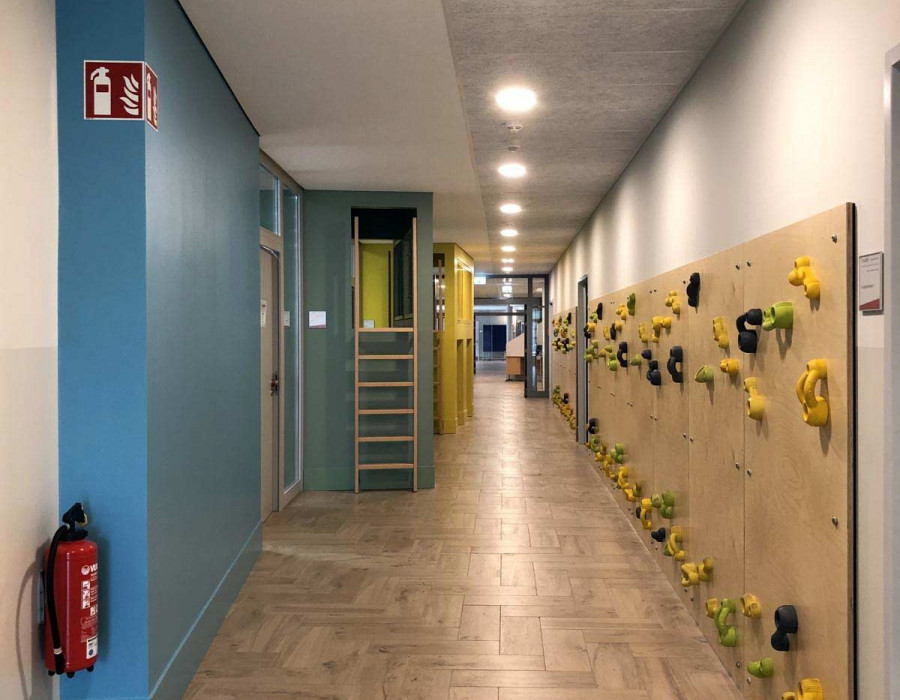 Boulderwand und Kletterhaeuschen.jpg