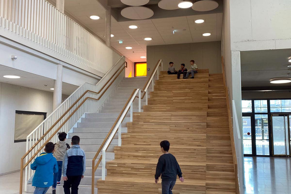 Sitztreppe im Foyer der GS Westercelle