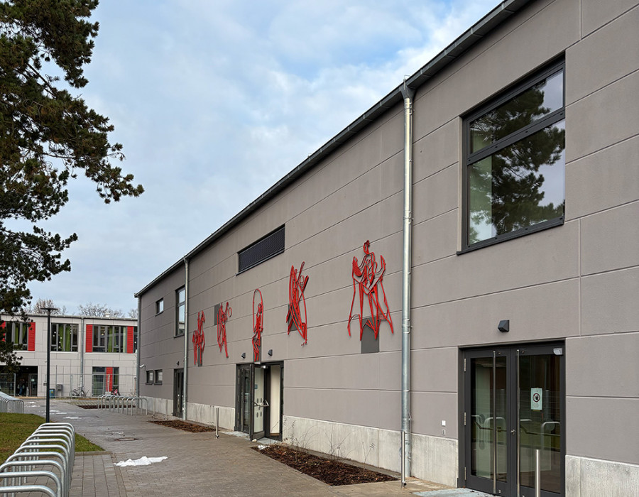 Eingangsseite mit Kunstobjekten.jpg